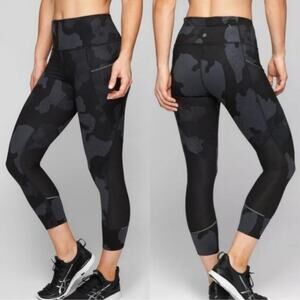 Athleta Shadow Camo Relay 2.0 Capri Tights Leggings Black/Grey Size S Athletic